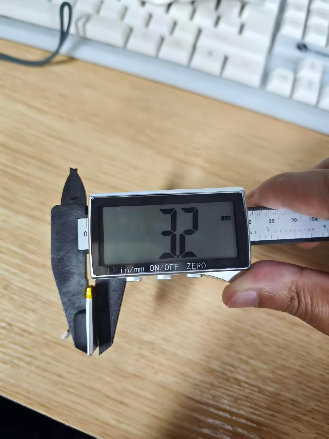 Digital caliper measuring the 3.20 millimetre PCB thickness of a 202626 polymer pouch battery